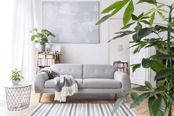 Stilig Skandiansk Dekor Stua Med Designsofa Med Elegant Teppe Stuebord stockbilde