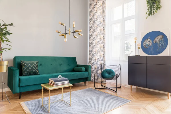 时尚的客厅装饰 设计绿色天鹅绒坐椅 扶手椅和吊灯 典雅的室内装饰 有机绘画 棕色木制镶木地板和灰色墙壁 — 图库照片