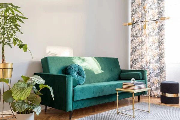 时尚的阳光明媚的客厅装饰 设计绿色天鹅绒坐椅 设计模式 扶手椅和吊灯 优雅的内饰 大窗户棕色木制镶木地板和灰色墙壁 — 图库照片