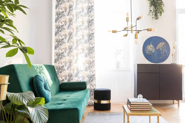 时尚的客厅装饰 设计绿色天鹅绒坐椅 扶手椅和吊灯 典雅的室内装饰 有机绘画 棕色木制镶木地板和灰色墙壁 — 图库照片