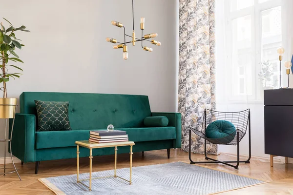 时尚的客厅装饰 设计绿色天鹅绒坐椅 扶手椅和吊灯 典雅的内饰 棕色木制镶木地板和灰色墙壁 — 图库照片