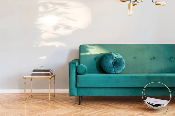 Ljust Och Soligt Minimalistiskt Heminredning Med Design Grön Sammet Soffa — Stockfoto