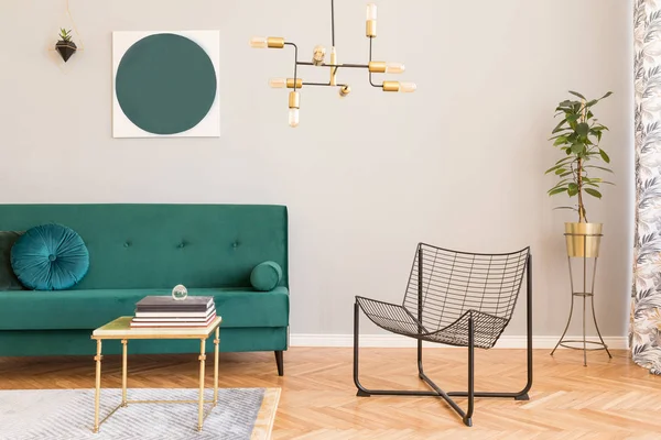 Stilig Minimalistisk Boliginteriør Med Designgrønn Fløyelssofa Planter Designmøbler Smykkelampe Geometrisk – stockfoto