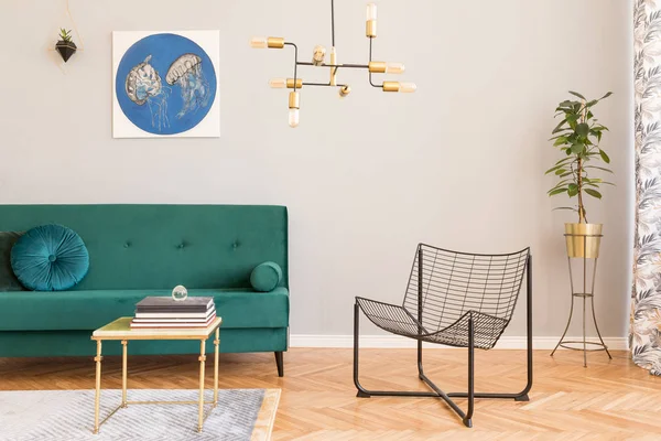 Stilig Minimalistisk Boliginteriør Med Designgrønn Fløyelssofa Planter Designmøbler Smykkelampe Geometrisk – stockfoto