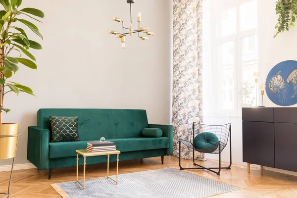 时尚的客厅装饰 设计绿色天鹅绒坐椅 扶手椅和吊灯 典雅的内饰 棕色木制镶木地板和灰色墙壁 — 图库照片