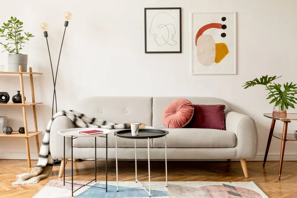 Gaya Retro Dan Vintage Interior Ruang Duduk Dengan Desain Sofa Stok Lukisan  