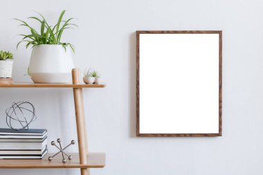 Hipster ve tasarım kaplar, kitap ve aksesuarları güzel bitkiler ile kahverengi bambu rafüzerinde poster çerçevesi kadar sahte İskandinav oda iç. Beyaz duvarlar. Modern ve çiçek konsepti.