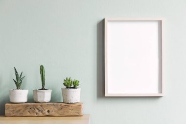 Hipster çimento tencere ahşap parça üzerinde kaktüsler ve sulu kompozisyon ile kahverengi masada çerçeve kadar sahte şık ev iç. Nane duvarları. Ev bahçesişık ve çiçek kavramı.