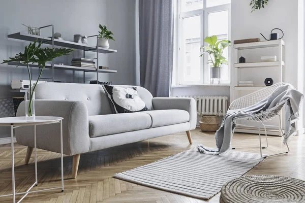 Modern Dan Terang Nordic Ruang Tamu Dengan Desain Sofa Dengan — Stok Foto
