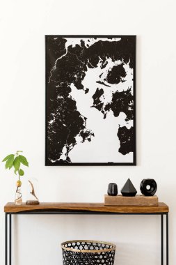 Tasarım ahşap konsol, duvarda halkalar, vazolar, kum saati ve zarif kişisel aksesuarlar ile oturma odası İskandinav iç. Şık poster haritası kadar mock. Modern ev dekorasyonu. Şablon.