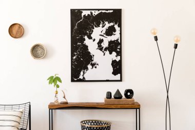 Tasarım ahşap konsol, duvarda halkalar, vazolar, kum saati ve zarif kişisel aksesuarlar ile oturma odası İskandinav iç. Şık poster haritası kadar mock. Modern ev dekorasyonu. Şablon.