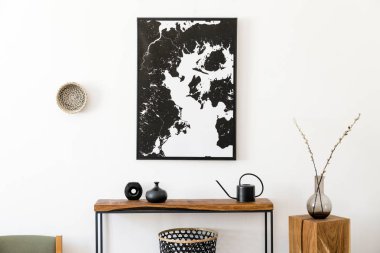 Tasarım ahşap konsol, duvarda halkalar, vazolar, kum saati ve zarif kişisel aksesuarlar ile oturma odası İskandinav iç. Şık poster haritası kadar mock. Modern ev dekorasyonu. Şablon.