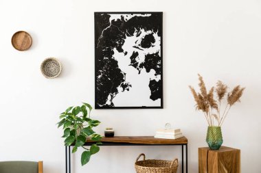 Tasarım ahşap konsol, duvarda halkalar, vazolar, kum saati ve zarif kişisel aksesuarlar ile oturma odası İskandinav iç. Şık poster haritası kadar mock. Modern ev dekorasyonu. Şablon.