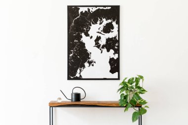 Tasarım ahşap konsol, duvarda halkalar, vazolar, kum saati ve zarif kişisel aksesuarlar ile oturma odası İskandinav iç. Şık poster haritası kadar mock. Modern ev dekorasyonu. Şablon.