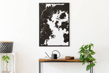 Tasarım ahşap konsol, duvarda halkalar, vazolar, kum saati ve zarif kişisel aksesuarlar ile oturma odası İskandinav iç. Şık poster haritası kadar mock. Modern ev dekorasyonu. Şablon.