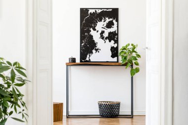 Tasarım ahşap konsol, duvarda halkalar, vazolar, kum saati ve zarif kişisel aksesuarlar ile oturma odası İskandinav iç. Şık poster haritası kadar mock. Modern ev dekorasyonu. Şablon.