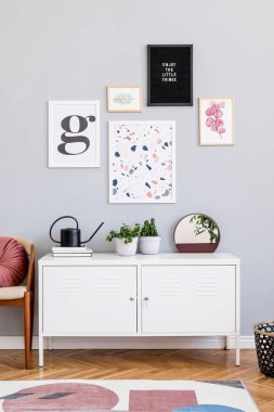 Ahşap masa, ofis malzemeleri, poster çerçevesi, kaktüsler ve zarif aksesuarlar kadar mock ile oturma odası Modern ve tasarım ev iç. Şık ve minimalist ev dekorasyonu. Şablon. Ev ofis alanı.