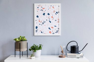 Ahşap masa, ofis malzemeleri, poster çerçevesi, kaktüsler ve zarif aksesuarlar kadar mock ile oturma odası Modern ve tasarım ev iç. Şık ve minimalist ev dekorasyonu. Şablon. Ev ofis alanı.
