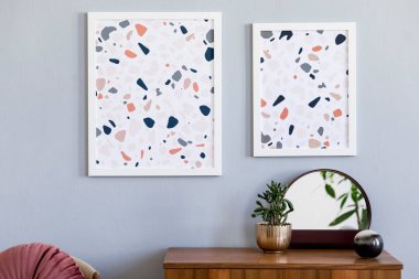 Ahşap masa, ofis malzemeleri, poster çerçevesi, kaktüsler ve zarif aksesuarlar kadar mock ile oturma odası Modern ve tasarım ev iç. Şık ve minimalist ev dekorasyonu. Şablon. Ev ofis alanı.