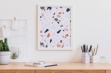 Ahşap masa, ofis malzemeleri, poster çerçevesi, kaktüsler ve zarif aksesuarlar kadar mock ile oturma odası Modern ve tasarım ev iç. Şık ve minimalist ev dekorasyonu. Şablon. Ev ofis alanı.