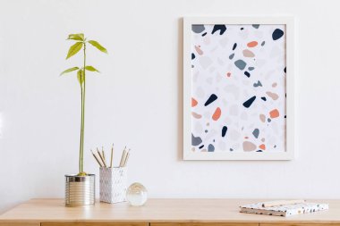 Ahşap masa, ofis malzemeleri, poster çerçevesi, kaktüsler ve zarif aksesuarlar kadar mock ile oturma odası Modern ve tasarım ev iç. Şık ve minimalist ev dekorasyonu. Şablon. Ev ofis alanı.