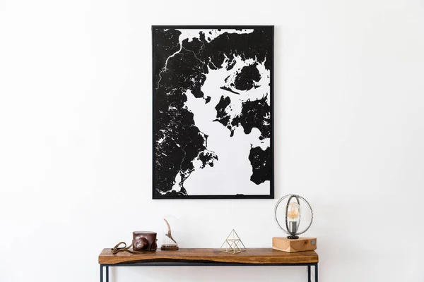 设计斯堪的纳维亚内部的客厅与木制控制台 墙上的戒指 沙漏和优雅的个人配件 时尚模拟海报地图 现代家居装饰 — 图库照片