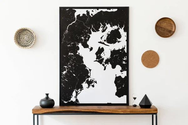 设计斯堪的纳维亚内部的客厅与木制控制台 墙上的戒指 沙漏和优雅的个人配件 时尚模拟海报地图 现代家居装饰 — 图库照片