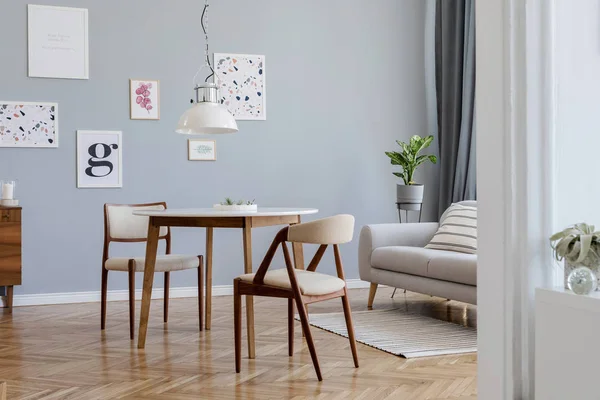 スタイリッシュな椅子 ファミリーテーブル 植物エレガントなアクセサリーとモックアップポスターギャラリーの壁とオープンスペースのスカンジナビアのホームインテリアを設計します 灰色の背景壁 レトロな居心地の良い家の装飾 — ストック写真