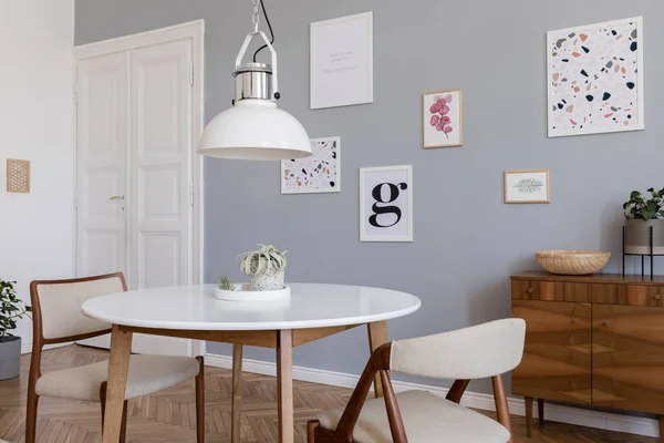 Projektowanie Skandynawskie Wnętrze Domu Otwartej Przestrzeni Stylowymi Krzesłami Stół Rodzinny — Zdjęcie stockowe