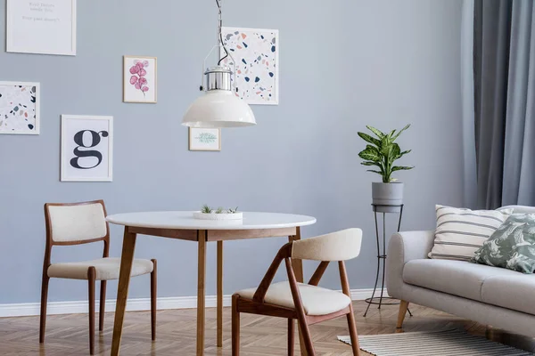 Projektowanie Skandynawskie Wnętrze Domu Otwartej Przestrzeni Stylowymi Krzesłami Stół Rodzinny — Zdjęcie stockowe