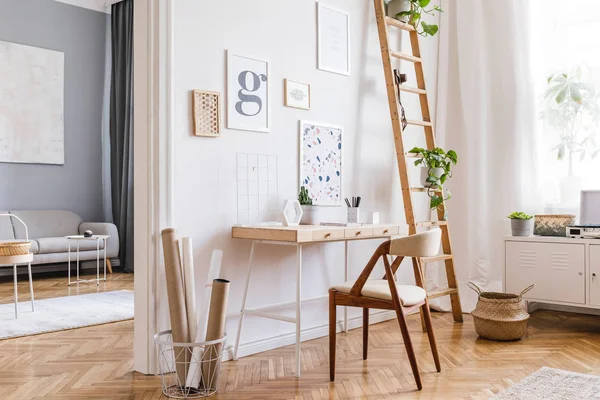 スタイリッシュな椅子 木製の机 はしご コンモード エレガントなアクセサリーとモックアップポスターフレームとホームスペースのスカンジナビアのインテリアを設計します スタイリッシュな家の装飾 テンプレート 白い壁 — ストック写真