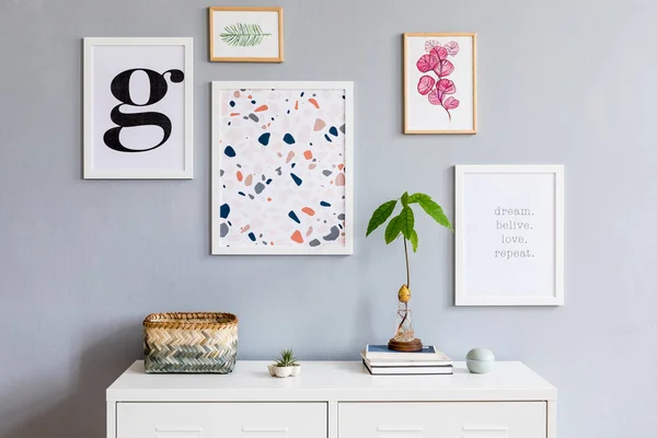 Ahşap masa, ofis malzemeleri, poster çerçevesi, kaktüsler ve zarif aksesuarlar kadar mock ile oturma odası Modern ve tasarım ev iç. Şık ve minimalist ev dekorasyonu. Şablon. Ev ofis alanı.