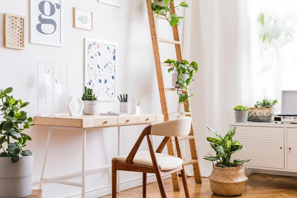 スタイリッシュな椅子 木製の机 はしご コンモード エレガントなアクセサリーとモックアップポスターフレームとホームスペースのスカンジナビアのインテリアを設計します スタイリッシュな家の装飾 テンプレート 白い壁 — ストック写真