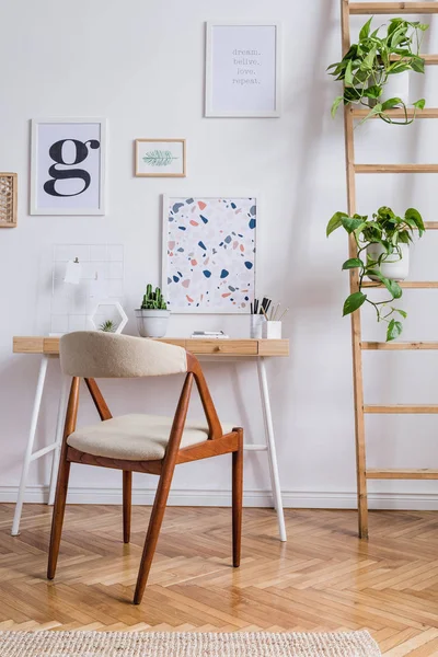 设计斯堪的纳维亚家居空间内部与时尚的椅子 Commode 优雅的配件和模拟海报框架 时尚的家居装饰 — 图库照片