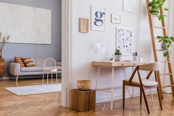 Zaprojektuj Skandynawskie Wnętrze Przestrzeni Domowej Stylowym Krzesłem Drewnianym Biurkiem Drabiną — Zdjęcie stockowe
