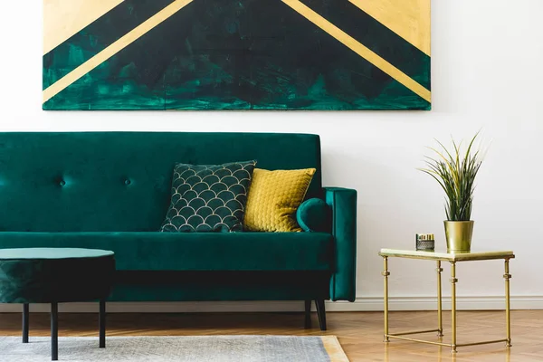 豪华和简约的家庭室内设计与时尚的天鹅绒沙发 Pouf 金色咖啡桌 热带植物和优雅的配件 现代家居装饰 白色墙壁 — 图库照片