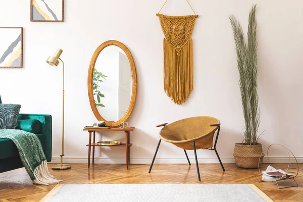大きな鏡 ドレッシングテーブル 金のアームチェア デザインアクセサリーや家具 ヤシの葉 黄色のマクラメとアパートのサニースキャニドナビアのインテリア 部屋のスタイリッシュな家の装飾 — ストック写真
