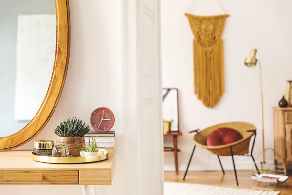Slunečné Interiéry Bytu Velkým Zrcadlem Toaletním Stolem Zlatým Křesílkem Designem — Stock fotografie
