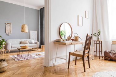 Ahşap masa, sehpa, ayna ve zarif aksesuarları ile açık alan modern ve tasarım ev iç. Şık ve minimalist ev dekorasyonu. Şablon. Aydınlık oda