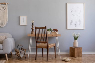 Şık sandalye ve ahşap masa, bitkilerin bir sürü, poster çerçeve ve zarif aksesuarlar kadar mock ile oturma odası tasarım ev iç. Şık ev dekorasyonu. Şablon. Gri duvar