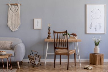 Şık sandalye ve ahşap masa, bitkilerin bir sürü, poster çerçeve ve zarif aksesuarlar kadar mock ile oturma odası tasarım ev iç. Şık ev dekorasyonu. Şablon. Gri duvar