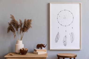 Poster çerçevesi, vazo, sandalye ve zarif aksesuarlar çiçekler kadar sahte ile oturma odası iç tasarım minimalist kompozisyon. Şık ev dekorasyonu. Şablon. Gri arka plan duvarı