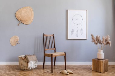 Retro sandalye, rattan sepet ve yaprakları, ahşap küp, kitap, çiçek, poster çerçevesi ve zarif aksesuarlar kadar mock ile oturma odası Modern bohem iç tasarım. Şık ev dekorasyonu. Şablon.