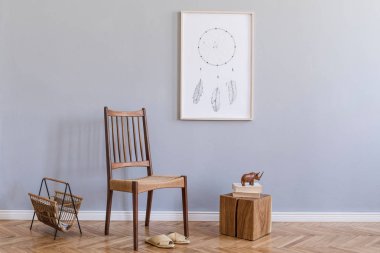Retro sandalye, rattan terlik, ahşap küp, kitap, poster çerçeveleri ve zarif aksesuarlar kadar mock ile oturma odası Modern bohem iç tasarım. Şık ev dekorasyonu. Şablon. Minimalist kavram