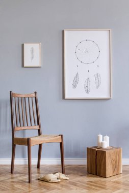 Retro sandalye, rattan terlik ve lamba, çanta, poster çerçevesi ve zarif aksesuarları kadar mock ile oturma odası Şık bohem iç tasarım. Gri arka plan duvarı. Modern ev dekorasyonu. Şablon.