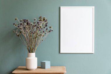Beyaz maket çerçeve, ahşap raf ve zarif aksesuarlar ile oturma odası şık ve minimalist kompozisyon. Tasarım ev dekorasyonu. Şablon. Okaliptüs renk kavramı