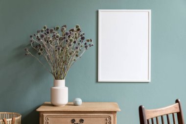 Beyaz maket çerçeve, ahşap raf ve zarif aksesuarlar ile oturma odası şık ve minimalist kompozisyon. Tasarım ev dekorasyonu. Şablon. Okaliptüs renk kavramı