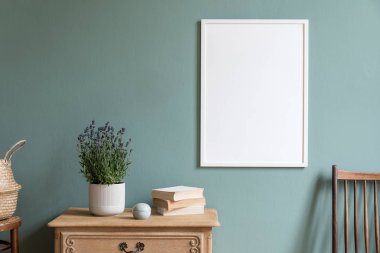 Beyaz mock up çerçeve, ahşap raf, beyaz tencere ve zarif aksesuarlar lavanta ile oturma odası şık ve minimalist kompozisyon. Tasarım ev dekorasyonu. Şablon. Okaliptüs renk kavramı