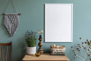 Beyaz mock up çerçeve, ahşap raf, beyaz tencere ve zarif aksesuarlar lavanta ile oturma odası şık ve minimalist kompozisyon. Tasarım ev dekorasyonu. Şablon. Okaliptüs renk kavramı