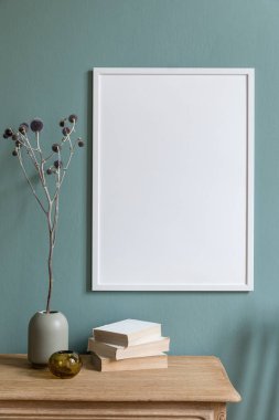 Beyaz mock up çerçeve, ahşap raf ve zarif aksesuarları ile oturma odası şık ve minimalist kompozisyon. Tasarım ev dekorasyonu. Şablon. Okaliptüs renk kavramı